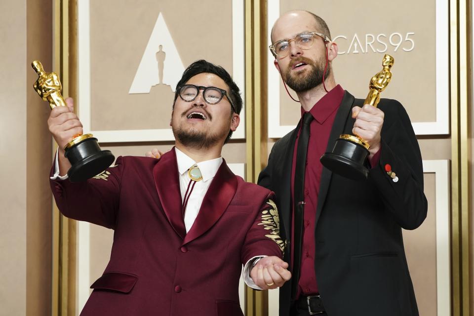 Daniel Kwan, izquierda, y Daniel Scheinert, ganadores del premio a mejor dirección por "Everything Everywhere All at Once" posan en la sala de prensa en los Oscar el 12 de marzo de 2023, en el Teatro Dolby en Los Angeles. (Foto Jordan Strauss/Invision/AP)