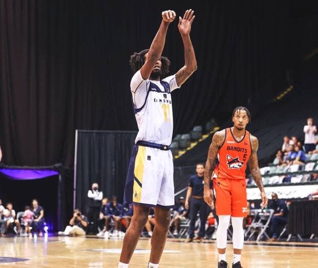 Marlon Johnson of the Edmonton Stingers converted two free throws to hit the 87-point Elam Ending target and bring the game to an end. (@CEBLeague/Twitter - image credit)