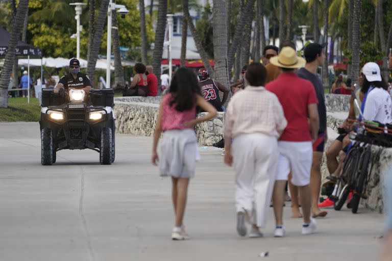 Un policía patrulla South Beach, en Miami (AP Foto/Wilfredo Lee, Archivo)