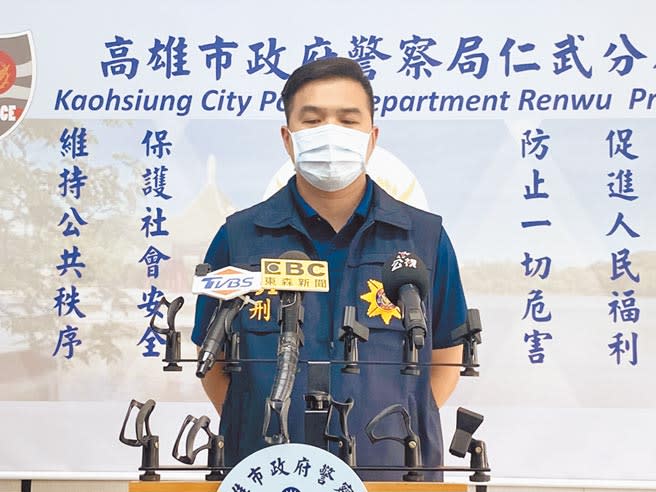 高市警仁武分局偵查隊長翁士閔1日表示，吳姓被害人供稱是工程行老闆，因積欠王嫌約10萬元工程款，才遭到王嫌等人追打。（林雅惠攝）