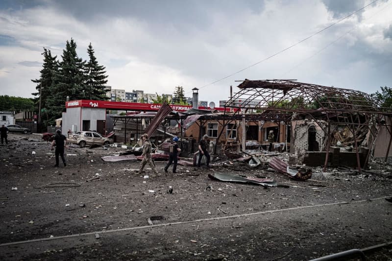 Rubble lies on the street after a bomb hit in the residential district of Oleksyvka. Nicolas Cleuet/Le Pictorium via ZUMA Press/dpa