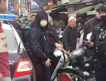 <strong>俏麗短髮女警下車讓網友瞬間歪樓。（圖／黑色豪門企業）</strong>