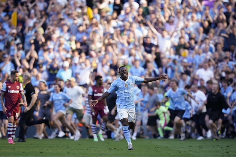 El festejo de Manchester City, primer tetracampeón de la historia de la Premier League