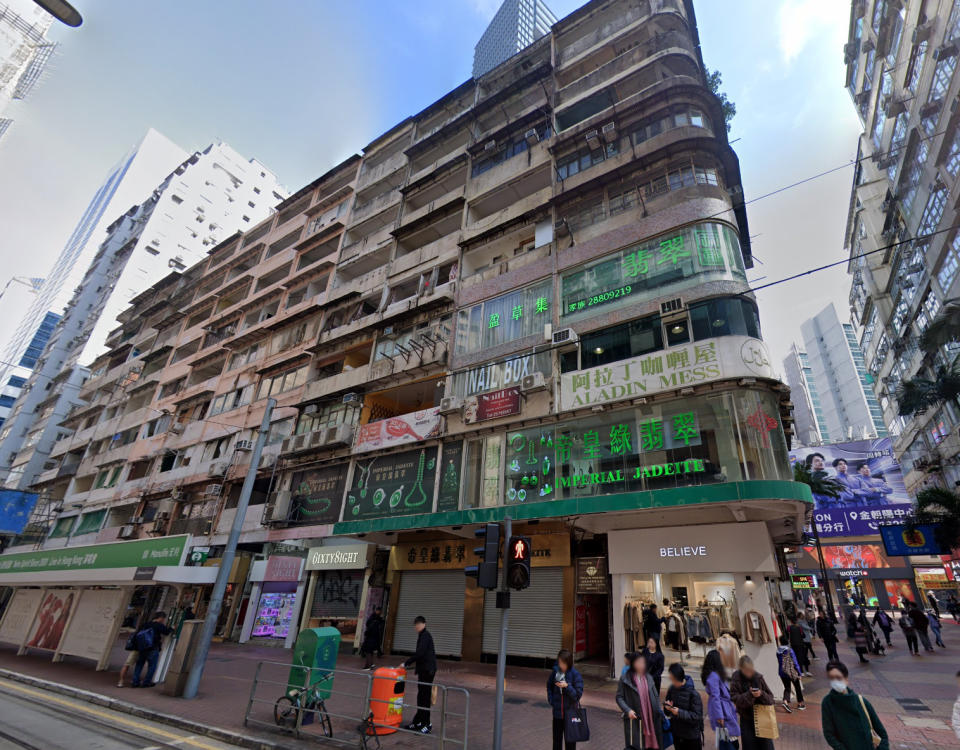銅鑼灣波斯富街多棟樓宇被新世界進行收購中，並拆除單位窗框。（Google街景圖）