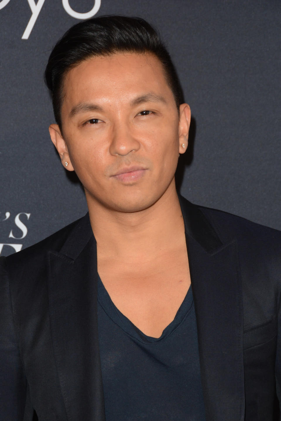 Designer Prabal Gurung hat sich mit der Firma Toms zusammengetan, um Schuhe für den guten Zweck zu entwerfen. Der Schuhhersteller ist für seine Wohltätigkeit bekannt und hat bereits 60 Millionen Schuhe an Bedürftige spenden können. Prabal hat seinen Anteil dazu geleistet und vier verschiedene Designs entworfen.