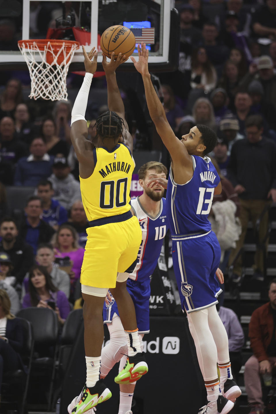 Indiana Pacers guard Bennedict Mathurin (00) shoots against Sacramento Kings forward Keegan Murray (13) during the first half of an NBA basketball game in Sacramento, Calif, Thursday, Jan. 18, 2024. (AP Photo/Jed Jacobsohn)