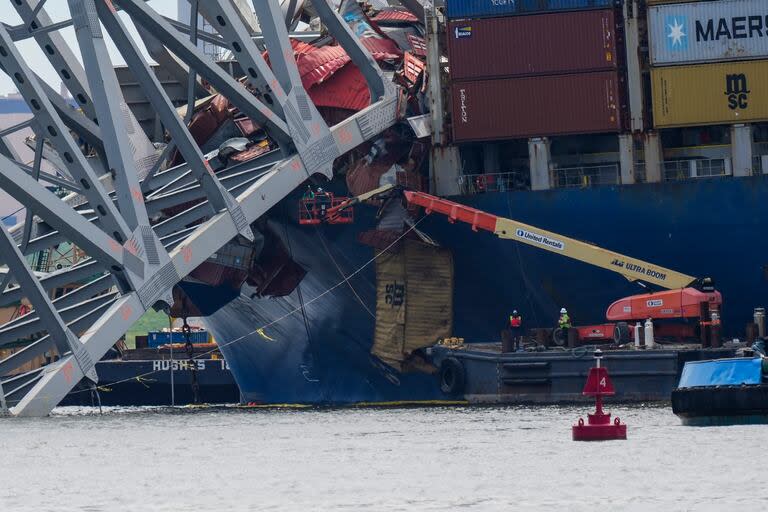 El buque de carga, atrapado debajo de la parte de la estructura del puente Francis Scott Key (Foto AP/Matt Rourke)