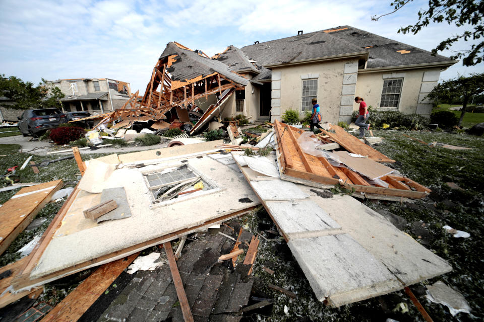 Neighbors in Clayton, Ohio gather belongings after houses were damaged after a tornado touched down overnight near Dayton, Ohio, U.S. May 28, 2019. (Photo: Kyle Grillot/Reuters)