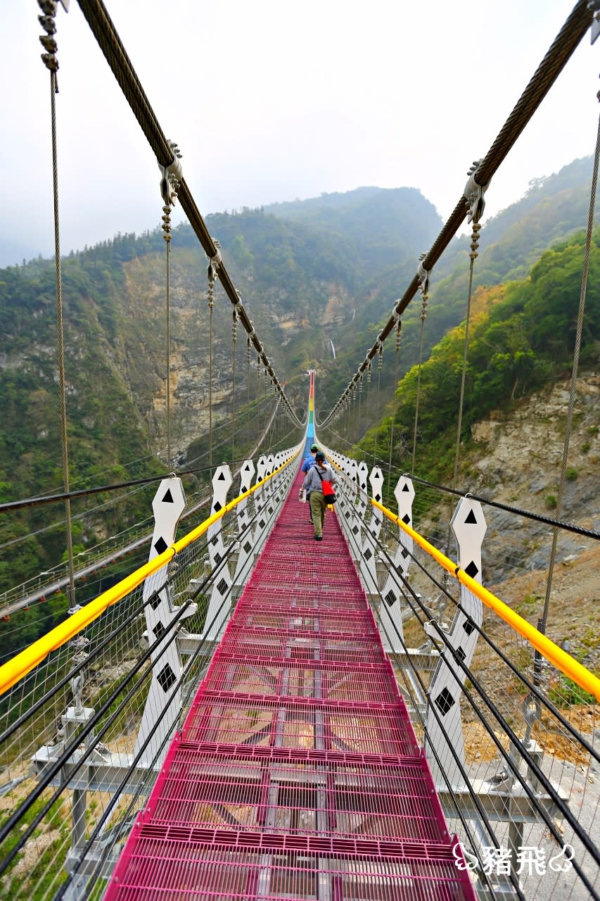 南投深山秘境「雙龍瀑布彩虹吊橋」