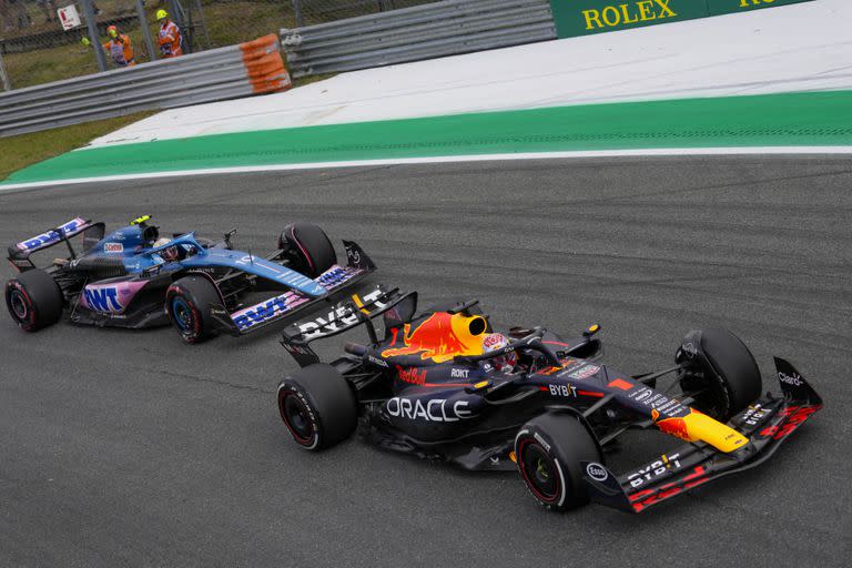 Max Verstappen, de Red Bull, gira precediendo a Pierre Gasly, de Alpine, en la tanda inicial de ensayos en Monza, este viernes.