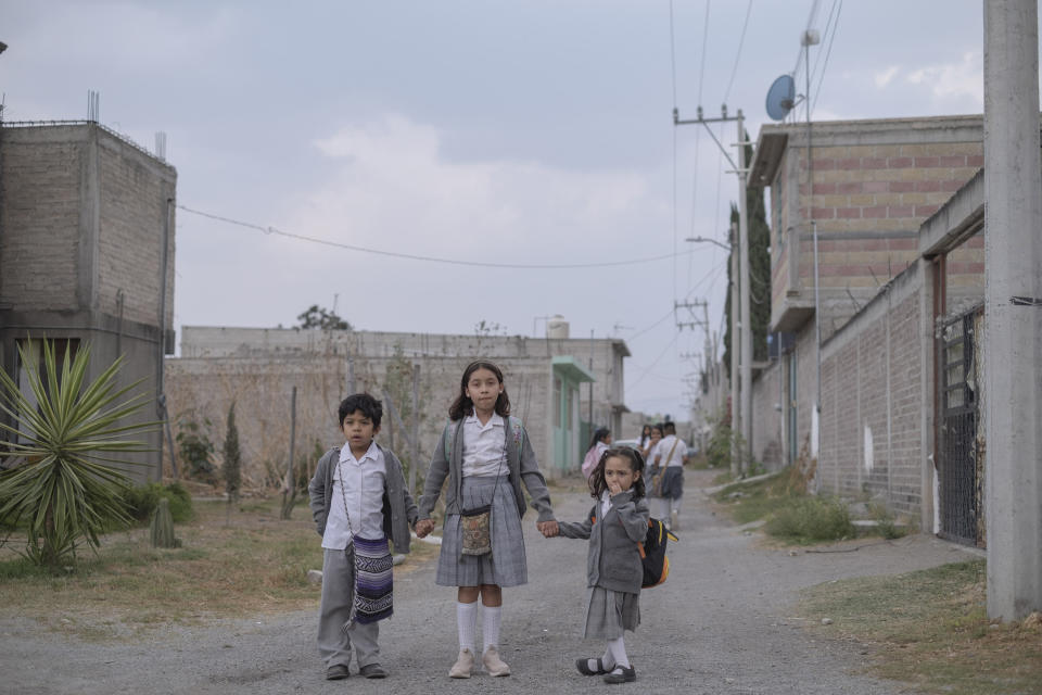 En esta imagen proporcionada por Participant/Pantelion Films, Mia Fernanda Solís, centro, en una escena de "Radical". (Participant/Pantelion vía AP)