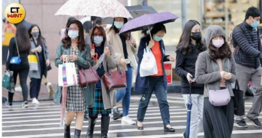 今因華南雲雨區東移影響，中部以北及東半部降雨機率增。（示意圖／黃耀徵攝）