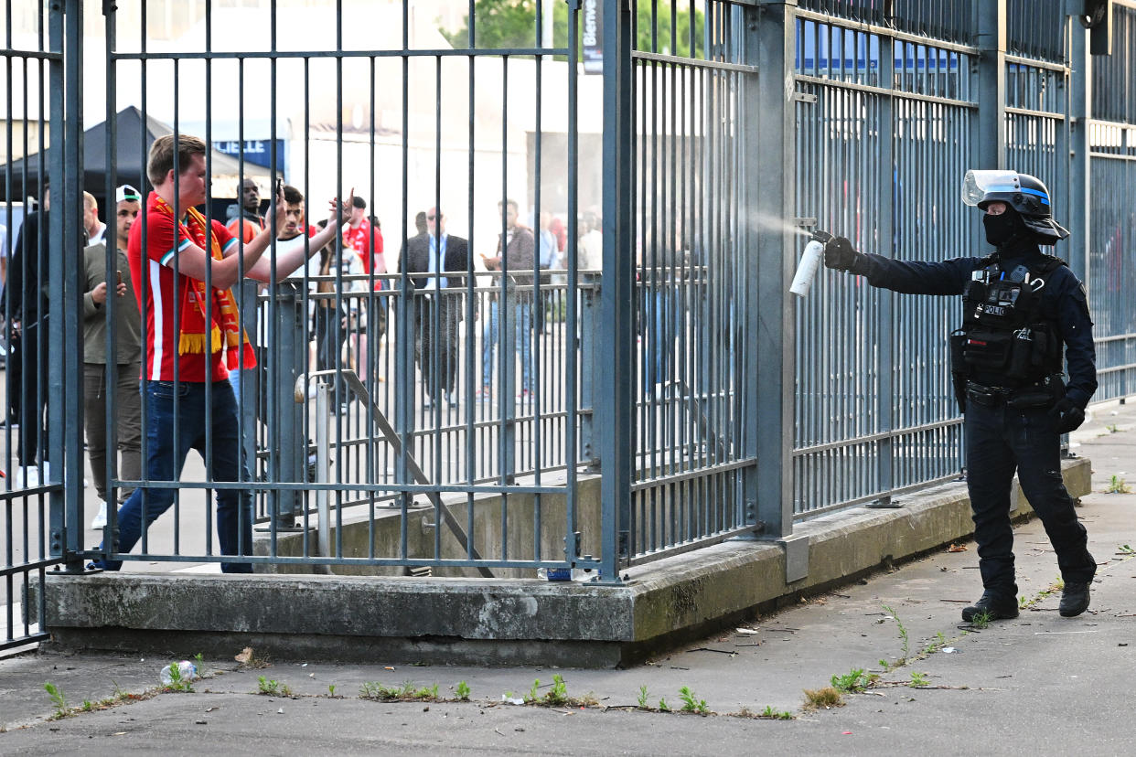 La policía rocía gas lacrimógeno a los fanáticos del Liverpool fuera del estadio mientras hacen cola antes del partido final de la Champions League de la UEFA entre el Liverpool FC y el Real Madrid en el Stade de France el 28 de mayo de 2022 en París, Francia. (Foto:Matthias Hangst/Getty Images)