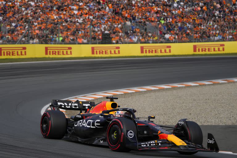 El holandés Max Verstappen maneja su Red Bull durante la segunda sesión de prácticas rumbo al Gran Premio de Holanda, el viernes 25 de agosto de 2023, en el circuito de Zandvoort, Holanda