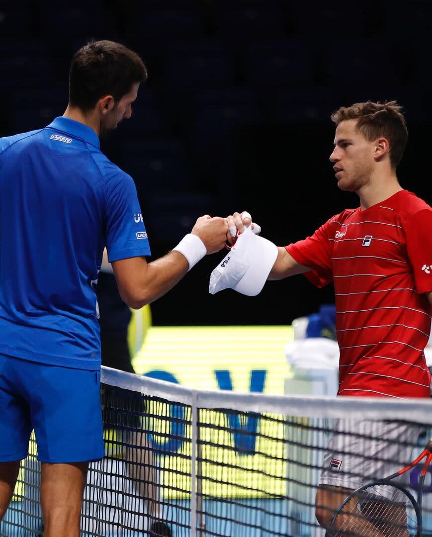 Diego Schwartzman saluda a Novak Djokovic