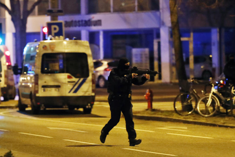 Un policía francés corre durante un operativo en Estrasburgo, en el este de Francia, el jueves 13 de diciembre de 2018. (AP Foto/Christophe Ena)
