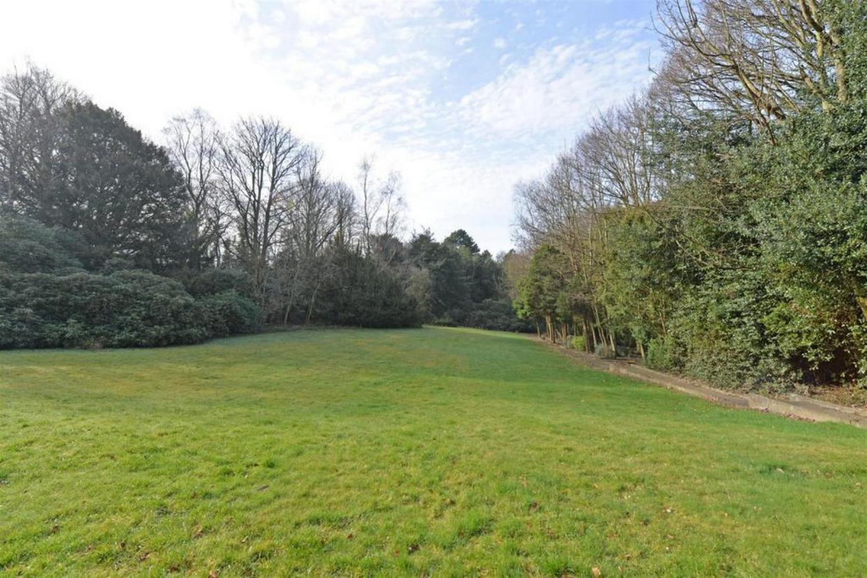 Plus, a large garden. (Rightmove)