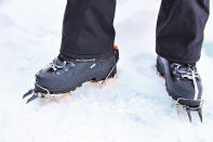 非常尖銳的冰爪，如擺動大腿、小腿提腳，用力即可插入冰中。（攝影：chow）