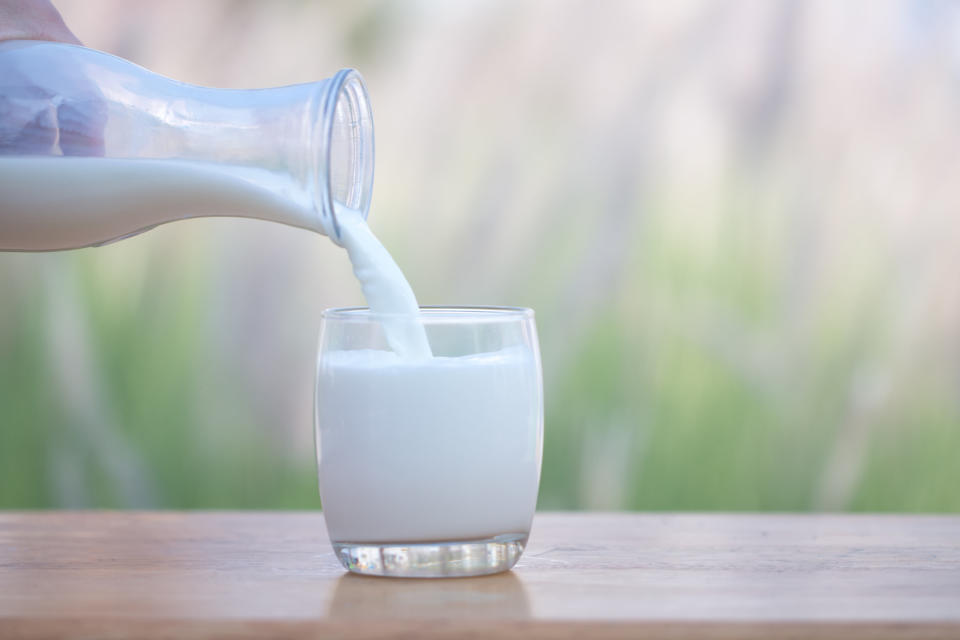 <p>Frische Grasflecken auf weißen Textilien bekämpft man mit Milch oder Buttermilch, denn die haben einen leicht bleichenden Effekt. Einfach über Nacht in der Milch einweichen lassen und am nächsten Tag in der Maschine heiß waschen. (Bild: Getty Images) </p>