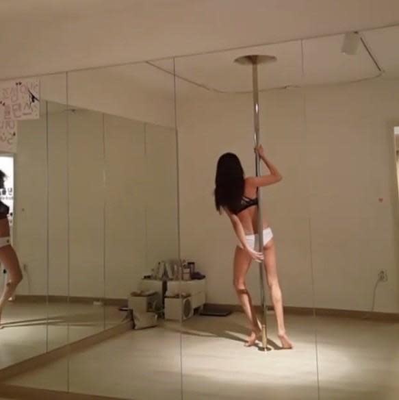 南韓模特兒演員崔汝珍，日前在Instagram上分享練鋼管舞的短片，露出結實馬甲線和修長美腿，隨著轉身的動作，屁股蛋也隱約跳出，性感誘人。