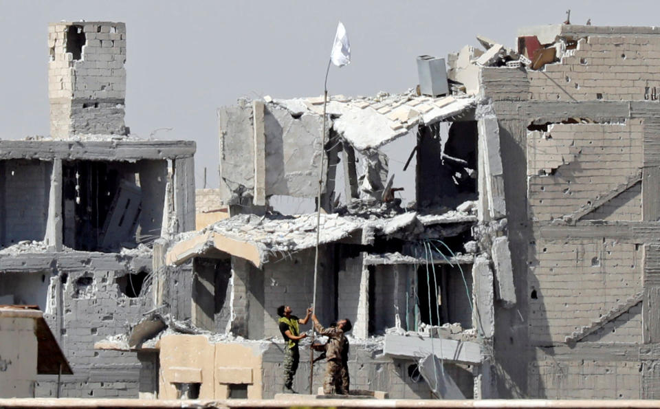 <p>Fighters of Syrian Democratic Forces raise a white flag near the National Hospital complex where the Islamic State militants are holed up, at the frontline in Raqqa, Syria, Oct. 16, 2017. (Photo: Erik De Castro/Reuters) </p>