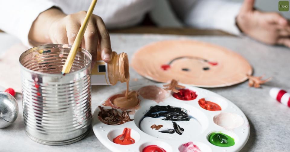 Kid painting Santa on a paper plate