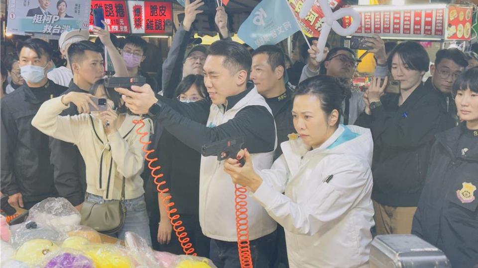 吳欣盈與陳世軒還在夜市PK射氣球。（呂健豪攝）