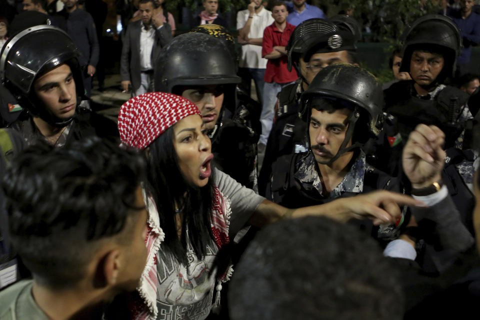 <p>Jordanian protesters argue with members of the gendarmerie and security forces during a demonstration outside the Prime Minister’s office in the capital Amman early Monday, June 4, 2018. (Photo: Raad al-Adayleh/AP) </p>