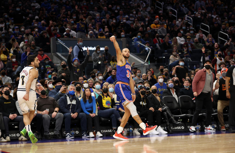 SAN FRANCISCO, CALIFORNIA - Stephen Curry #30 de los Golden State Warriors mira como el triple 3 mil de su carrera entra al aro ante los Denver Nuggets en el Chase Center el 28 de diciembre de 2021 en San Francisco, California. (Photo de Ezra Shaw/Getty Images)