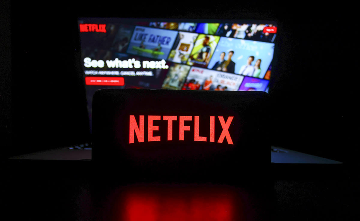 El logo de Netflix sobre una pantalla del móvil y con su sitio web de fondo (Foto: Beata Zawrzel/NurPhoto via Getty Images)