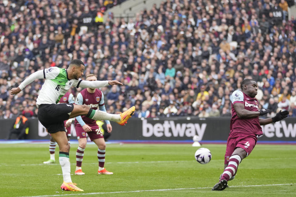 CORRECTS ID OF PLAYER Liverpool's Cody Gakpo, left, shoots for goal to result in an own goal by West Ham's Tomas Soucek during the English Premier League soccer match between West Ham United and Liverpool at London stadium in London, Saturday, April 27, 2024. (AP Photo/Kin Cheung)