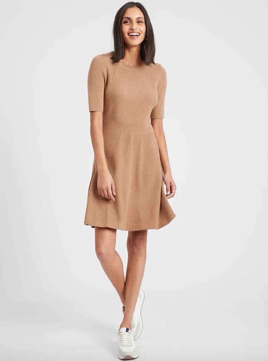 This dress comes in sizes XXS to XXL. There are petite sizes, too. <a href="https://fave.co/2UcYqNZ" target="_blank" rel="noopener noreferrer">Find it on sale for $50 at Banana Republic Factory</a>.