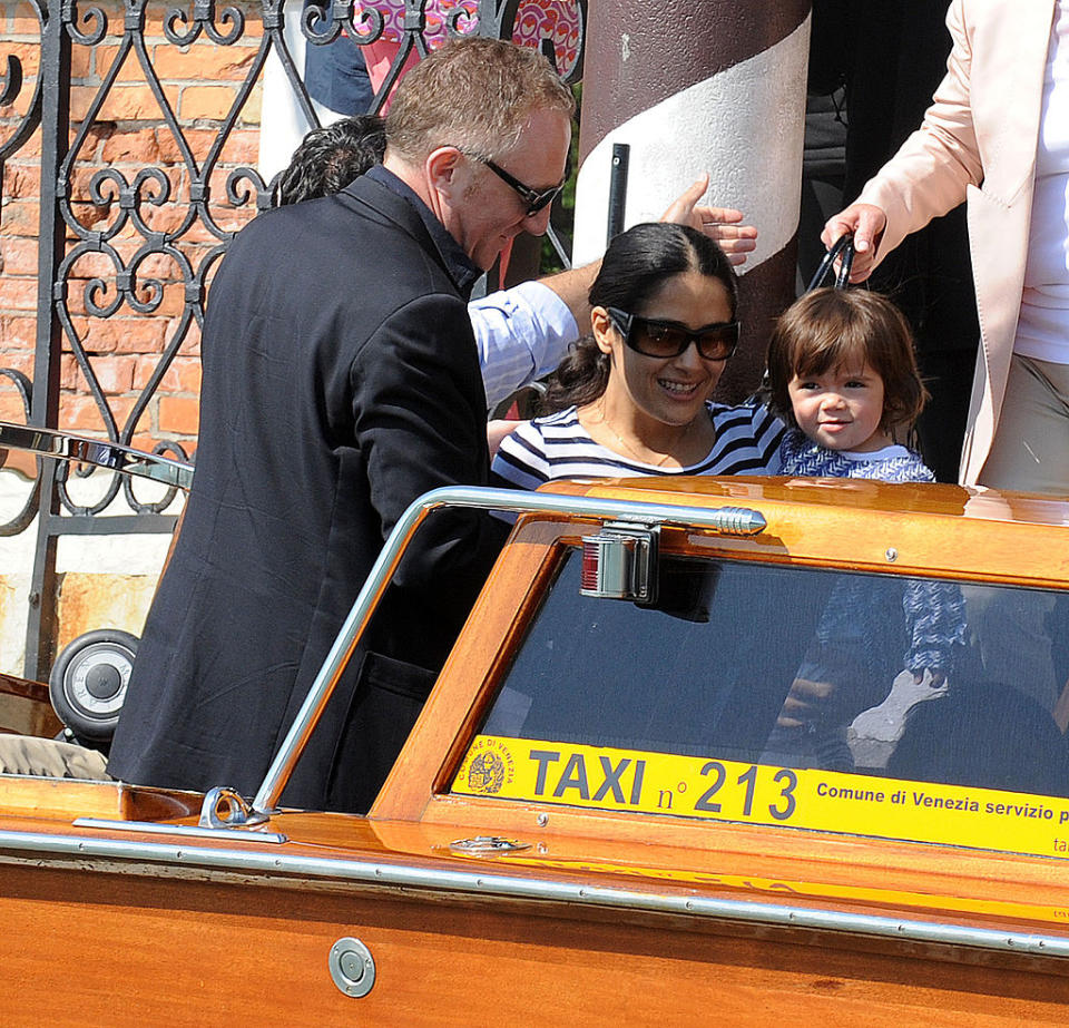 L'amour des deux tourtereaux s'est concrétisé par la naissance d'une petite Valentina Paloma Pinault, née le 21 septembre 2007. Des parents très protecteurs, qui sont très discrets quant à leur enfant unique. En 2015, Salma Hayek confiait toutefois que sa fille avait reçu des insultes racistes de la part d'un autre enfant. Une anecdote qu'elle avait raconté ainsi : <em>"J'essayais de faire taire gentiment ce gosse, mais il n'y avait pas moyen, sa mère ne faisait rien pour l'arrêter, c'était fou. J'ai pris ma fille par la main, et on est parties pour éviter que la situation s'envenime davantage. Quand on s'est éloignées, j'ai regardé Valentina et je lui ai dit : 'Excuse-moi de ne pas avoir été plus ferme avec cet enfant qui t'insultait.' Elle m'a regardée et m'a répondu : 'Ne t'en fais pas maman. Il était tellement bête que je n'ai pas fait attention. C'est un fou qui était en train de dire n'importe quoi.'"</em>. Plus récemment, en 2020, l'actrice expliquait que la jeune Valentina, bientôt 13 ans, voulait devenir artiste : <em>"Elle dessine, elle veut tourner des films, autant en tant que réalisatrice que premier rôle, et elle écrit de bonnes pièces [...] Parfois, quand je lis son travail, j’ai très envie de produire ses histoires. Mais elle m’arrête et me dit qu’elle le fera elle-même quand elle sera plus grande"</em>. Également musicienne et cuisinière, Valentina est très protégée par ses parents : <em>"Ses incroyables capacités sont la cause de mes peurs incessantes. Parce que les gens qui ont beaucoup de talents finissent par ne pas être si bon que ça"</em>. Valentina Paloma Pinault, un nom qu'il faudra retenir à coup sûr dans les années à venir.