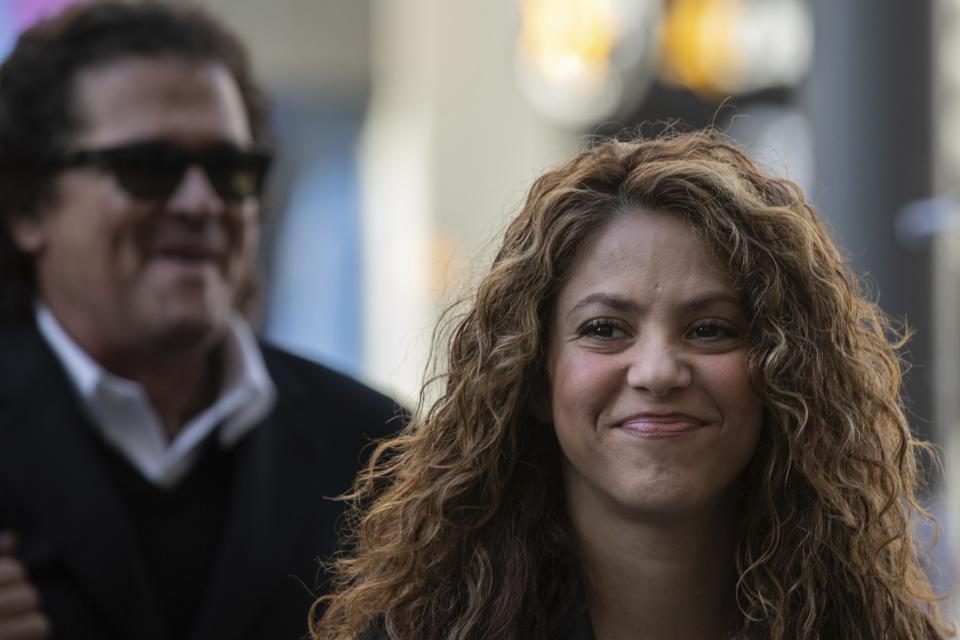 Los cantantes colombianos Shakira (derecha) y Carlos Vives (detrás) a su llegada a un juzgado en Madrid, el 27 de marzo de 2019. (AP Foto/Bernat Armangue)