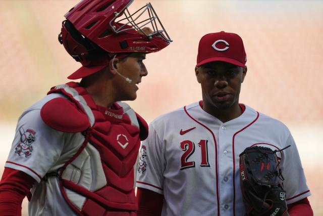 Reds' Hunter Greene leaves game with leg contusion - ESPN