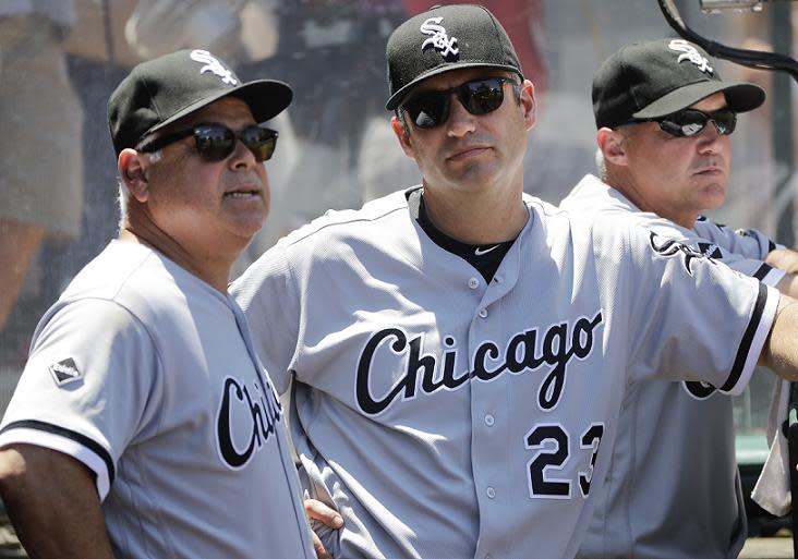 Robin Ventura (center) will reportedly be replaced by bench coach Rick Renteria (left). (AP)