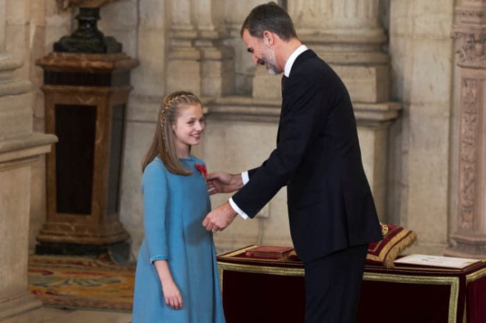 La princesa Leonor recibiendo el Toisón de Oro