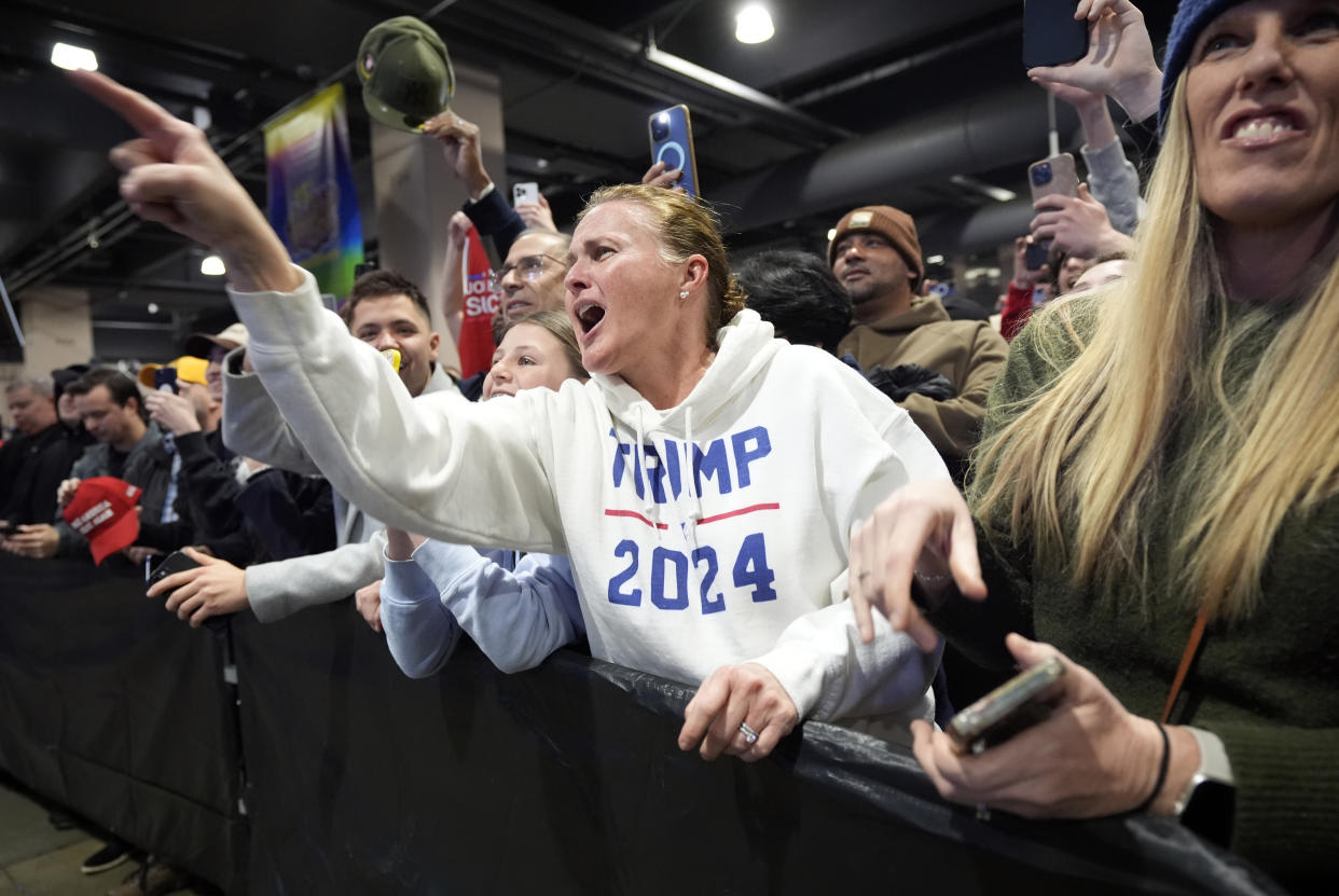 Una seguidora de Donald Trump points apunta al candidato presidencial Donald Trump en un acto en Filadelfia, el pasado 17 de febrero. (AP/Manuel Balce Ceneta)