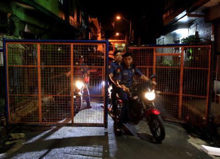 Members of the Philippine National Police (PNP) ride on their motorcycles after an operation on illegal drugs in metro Manila, Philippines, October 13, 2016. REUTERS/Romeo Ranoco