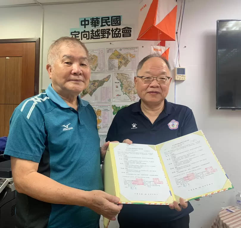 中華民國聽障者體育運動協會秘書長趙玉平(右)與中華民國定向越野協會理事長沈永賢，共同簽署「定向越野推廣合作備忘錄」。官方提供