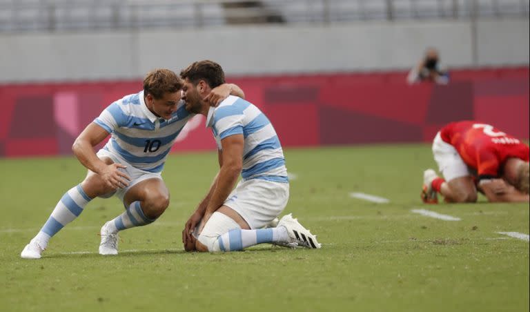 Santiago Álvarez Fourcade, arrodillado, todavía no puede creer que la Argentina haya ganado la medalla de bronce; Santiago Mare (10) se acerca a abrazarlo.