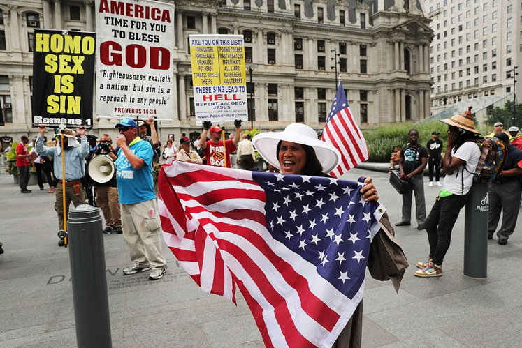 Während des Parteitags der Demokraten in Philadelphia versammelten sich in der Stadt rechte Fundamentalisten, um gegen den liberalen Kurs von Hillary Clinton und Co. zu protestieren. Unter anderem mit Plakaten, auf denen zu lesen steht: „Homo-Sex ist eine Sünde“. (Bild: Spencer Platt/Getty Images)