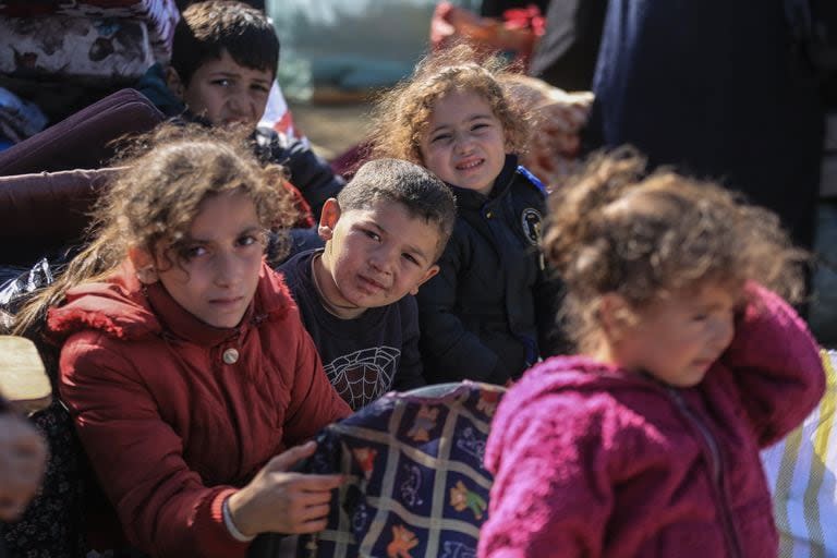 Familias palestinas huyen de la ciudad de Khan Yunis por la carretera costera que conduce a Rafah en medio del bombardeo israelí en curso.