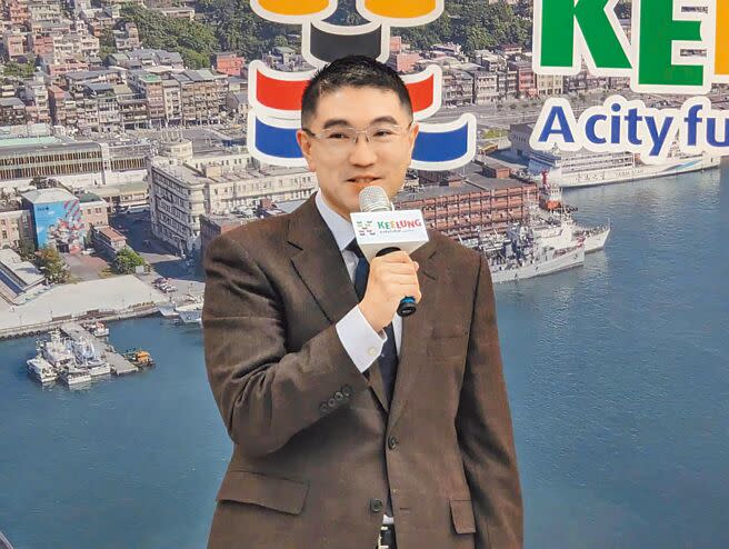 基隆市長謝國樑27日針對基捷議題再表示，若基隆捷運的分擔款無法拉長負擔周期，就像逼一般上班族用全款買保時捷一樣，財政絕對無法負荷。（張志康攝）