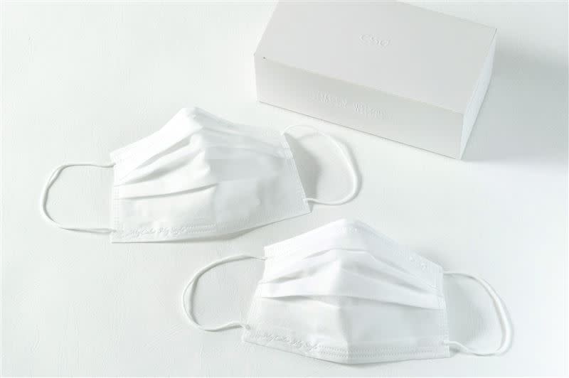 中衛「SIMPLY  WHITE」白色系列口罩。（圖／中衛提供）