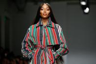 Schier unglaublich, wie makellos sich die auch als Schauspielerin und Sängerin aktive Britin den Kameras präsentiert. Skandale und Gerichtstermine gibt es noch immer zuhauf, aber eben auch genügend Modeljobs. Warum sollte sich Naomi Campbell mit diesem Aussehen auch von den Laufstegen zurückziehen? (Bild: Thierry Chesnot/Getty Images)