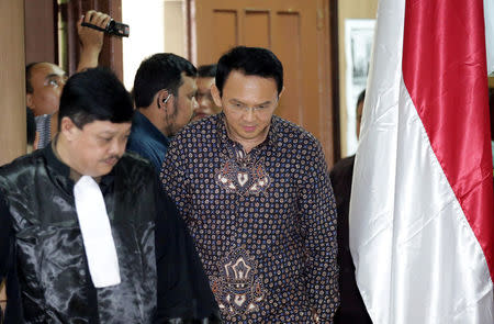 Jakarta's Governor Basuki Tjahaja Purnama (C) walks inside the courtroom during his blasphemy trial at the North Jakarta District Court in Jakarta, Indonesia, December 27, 2016. REUTERS/Bagus Indahono/Pool