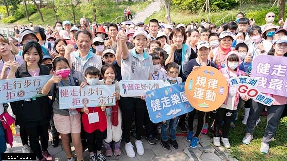 竹市首場拒菸健走青草湖登場，市長高虹安與四百位市民揮汗同行。