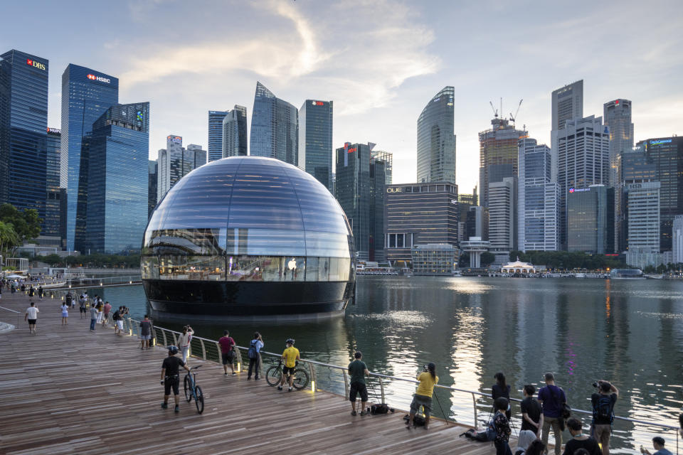 Singapore, September 10, 2020: Apple opened the worlds first floating Apple Store at the Marina Bay in Singapore at the time of this shoot. After a few days it has already become a Singapore landmark. Here the store seen in the afternoon. Behind the store the skyline of the Singapore financial district.