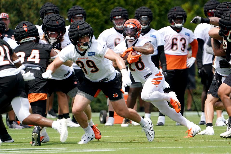 Cincinnati Bengals running back Joe Mixon (28) carries the ball as Cincinnati Bengals tight end Drew Sample (89) blocks during Cincinnati Bengals training camp practice, Monday, Aug. 1, 2022, at the practice fields next to Paul Brown Stadium in Cincinnati.